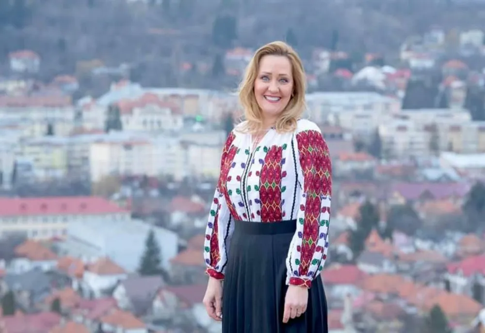 Noul preşedinte al USR, Elena Lasconi: ”Căsătoria o văd dintre un bărbat şi o femeie sau dintre o femeie şi un bărbat şi susţin parteneriatul civil cu toată fiinţa mea”