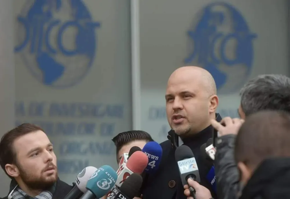 DEPUTATUL USR EMANUEL UNGUREANU ADUCE PARCHETUL GENERAL PESTE CONDUCEREA SPITALULUI SFÂNTA MARIA DIN IAȘI, UNDE AU MURIT ZECE COPII