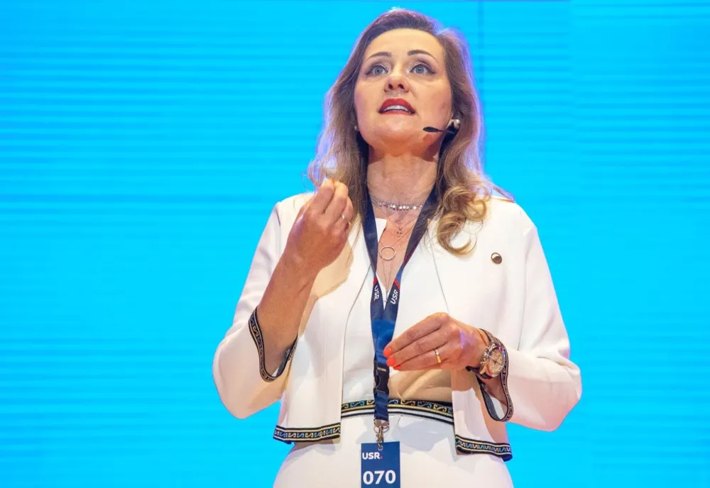 ELENA LASCONI: MARCEL CIOLACU ORI ESTE UN MARE MINCINOS, ORI ESTE COMPLET DEPĂŞIT DE FUNCŢIA DE PREMIER, ORI AMÂNDOUĂ!