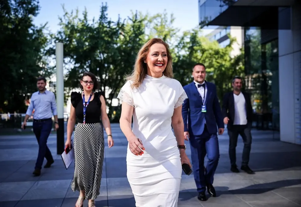Propunerea Elenei Lasconi pentru liberali: „Să mă susțină pe mine pentru că pe dl Ciucă nu-l mai poți dezlipi din pozele cu Ciolacu”