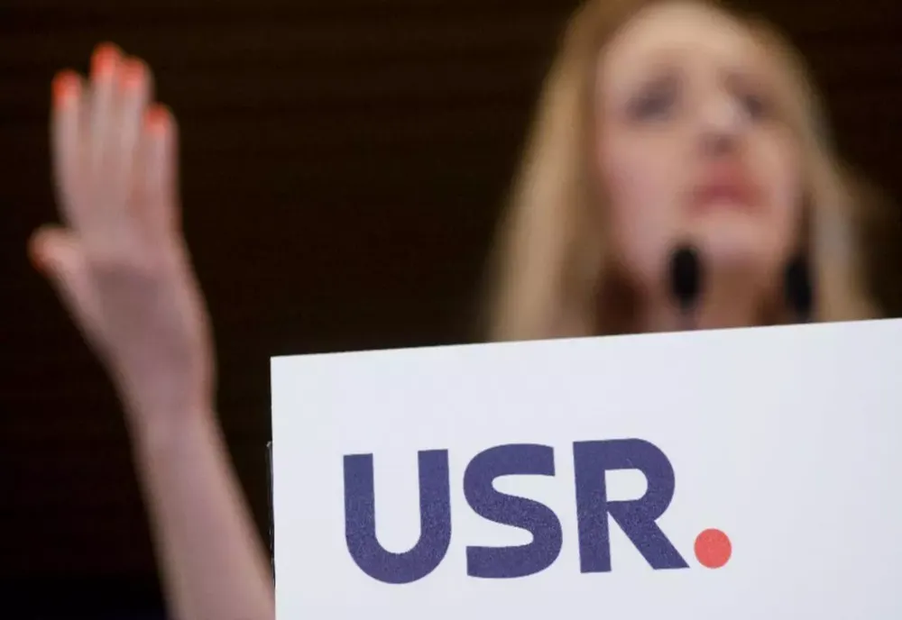 SCANDAL URIAȘ ÎN PARTIDUL REZIȘTILOR, DUPĂ DEBARCAREA ELENEI LASCONI. UN LIDER USR ACUZĂ: VREA SĂ IA PARTIDUL PE PERSOANĂ FIZICĂ