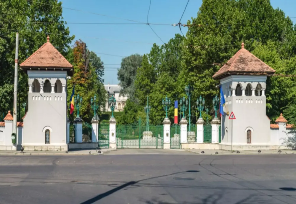 ROMÂNII AU LUAT CU ASALT PALATUL COTROCENI. PESTE 13.000 DE OAMENI AU VIZITAT REȘEDINȚA PREȘEDINTELUI ROMÂNIEI VINEI ȘI SÂMBĂTĂ