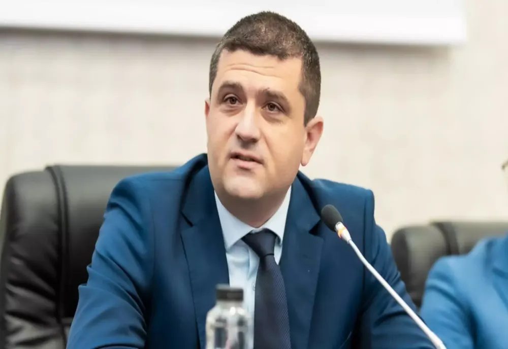Scandalul „Spartanul blocat la Paris”. Ministrul MApN, Radu Miruță, explicații halucinante și atac la adresa jurnalistei Realitatea Plus în conferința de presă – VIDEO