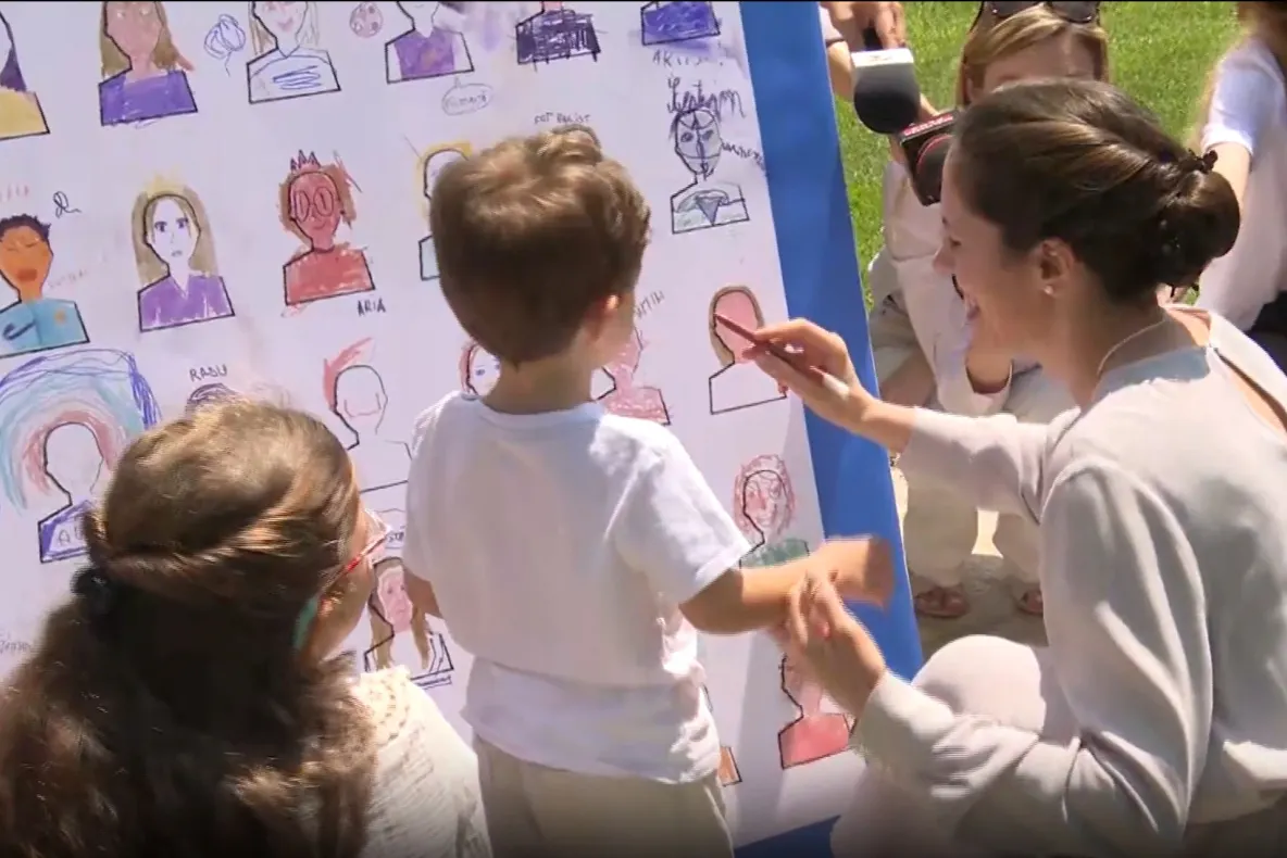 Palatul Cotroceni și-a deschis porțile de Ziua Copilului. Cei mici au fost întâmpinați de Mirabela Grădinaru, partenera de viață a președintelui -VIDEO