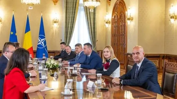 Grupul parlamentar PACE - Întâi România: „Înainte de a tăia bursele sociale în vacanță, Guvernul să reducă subvențiile partidelor”