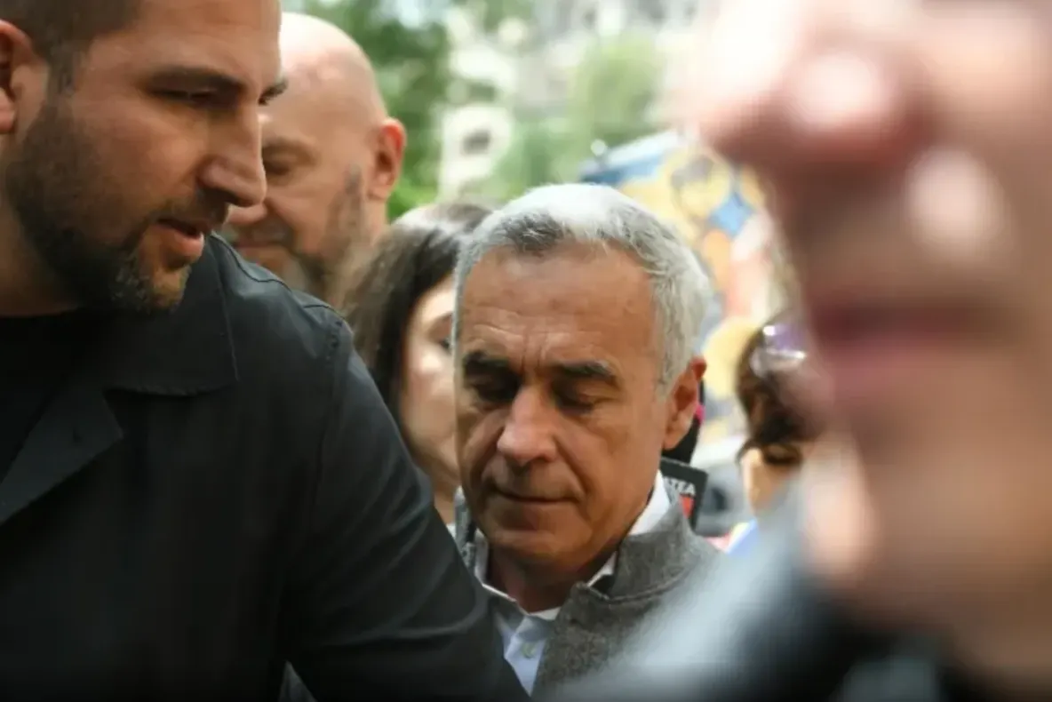 Călin Georgescu ridicat de procurorii DIICOT. Fostul candidat la Cotroceni, cercetat într-un dosar de înșelăciune cu prejudiciu de peste un milion de euro