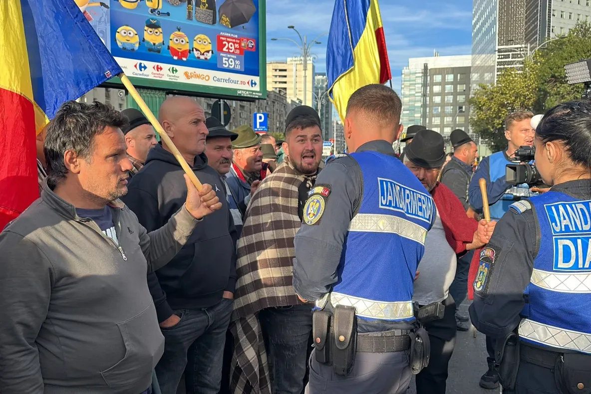 Ciocniri între fermieri și forțele de ordine, la mitingul de protest din Piața Victoriei. Comunicatul Jandarmeriei Române - LIVE TEXT