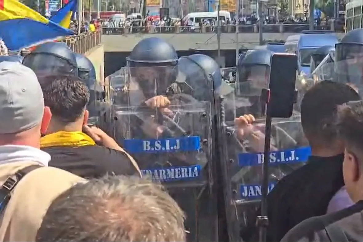 Ciocniri cu forțele de ordine, la mitingul de protest din Piața Victoriei. Instigatorii s-au strecurat în rândul fermierilor – LIVE TEXT