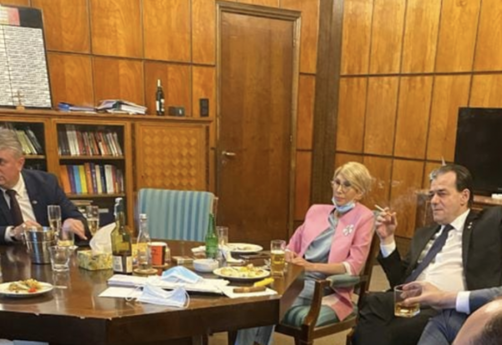 Reacția la fotografie virală: Un moment de relaxare după ce au obţinut 33 miliarde de euro de la UE. Ar fi fost mai bine să servească fiecare câte o felie de colivă, pe stilul PSD?