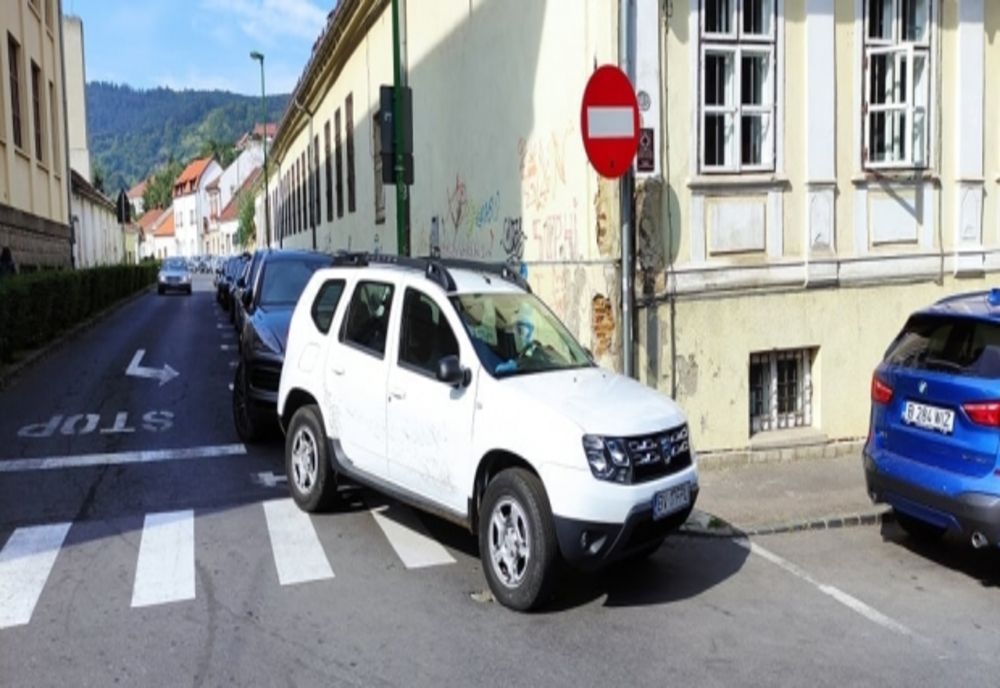 Primarul Brasovului isi cere scuze public, după ce a parcat pe o trecere de pietoni