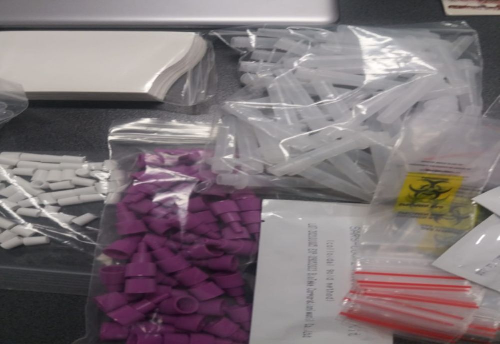 Senatorul USR Ștefan Pălărie a publicat imagini cu testele de salivă ajunse într-o școală: Seturi de batjocură!