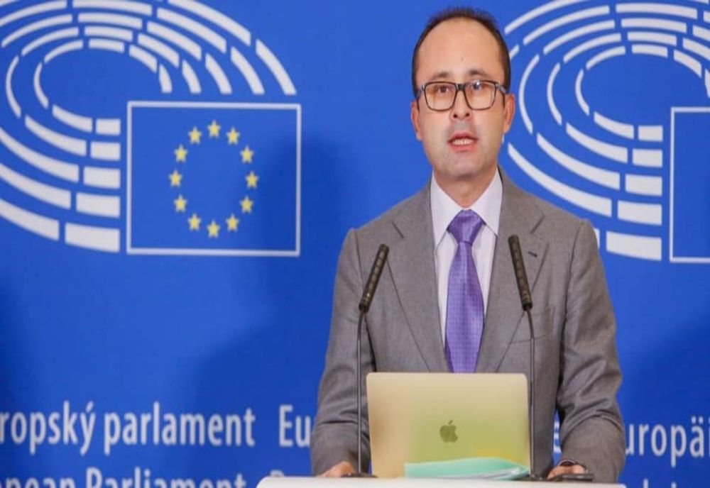 SURSE. Europarlamentar român, petrecere de lux cu maneliști