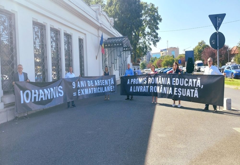 Protest USR în faţa Palatului Cotroceni: "Preşedintele Iohannis a promis că vom avea o Românie educată. După 9 ani de mandat Iohannis, avem însă o Românie eşuată”