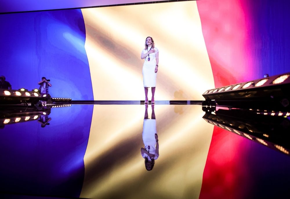 LASCONI, ȘEFA REZIȘTILOR, SE AGAȚĂ DISPERATĂ DE PROTESTELE ROMÂNILOR FURAȚI LA VOT