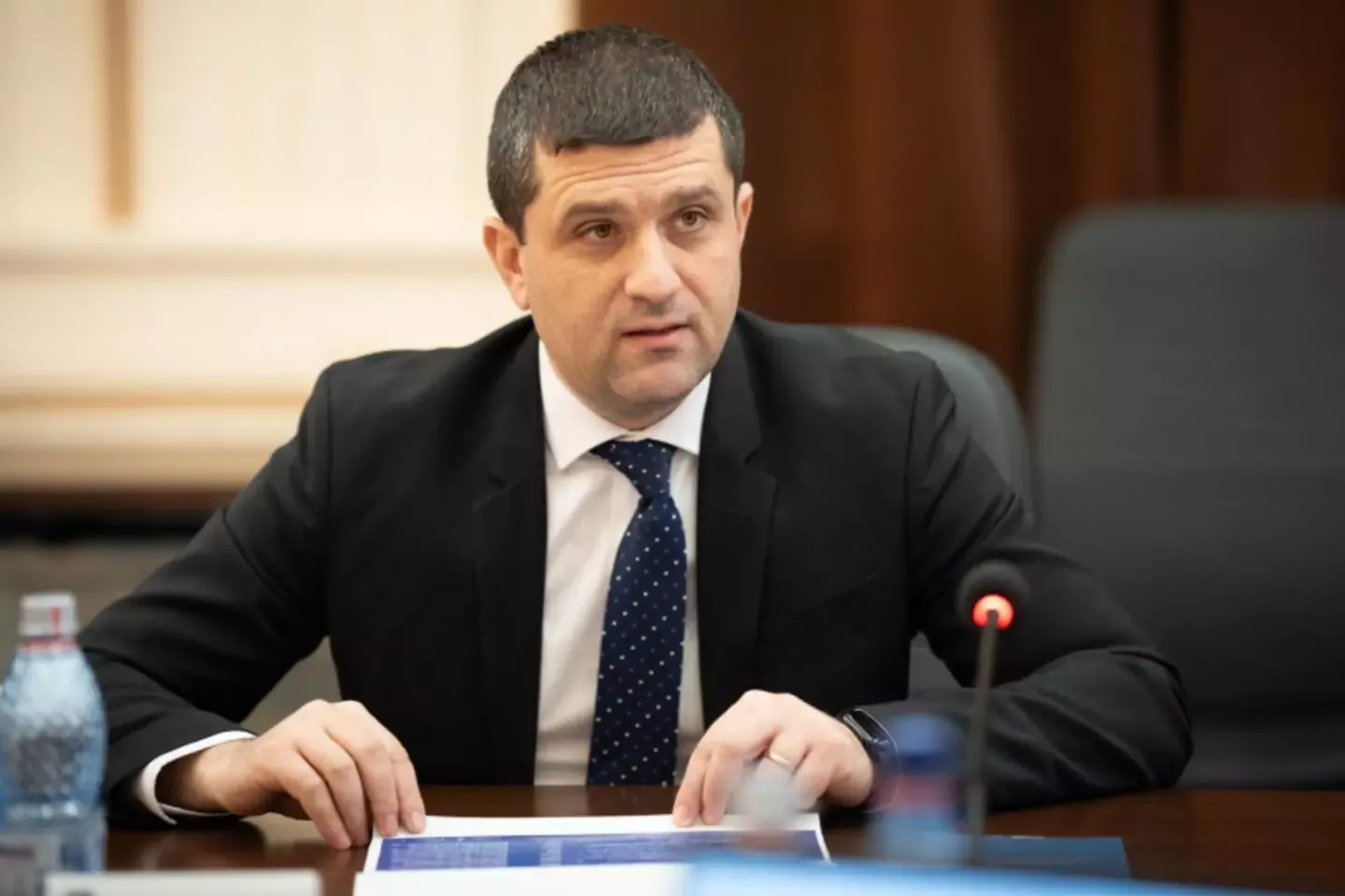 Radu Miruță: Când omul de rând își numără banii până la salariu, băieții din PSD își numără zborurile private