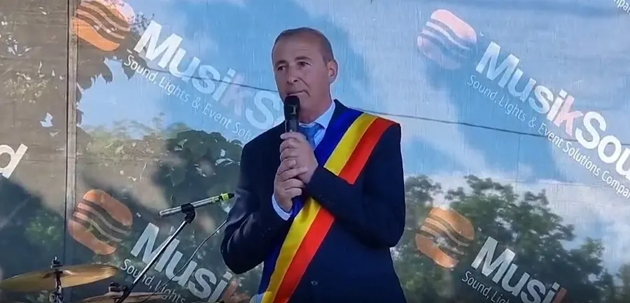 Bolojan taie de la români, oamenii lui dau mii de euro pe show cu manele. Edilul premierului demis deține terenuri cât aeroportul din Beijing