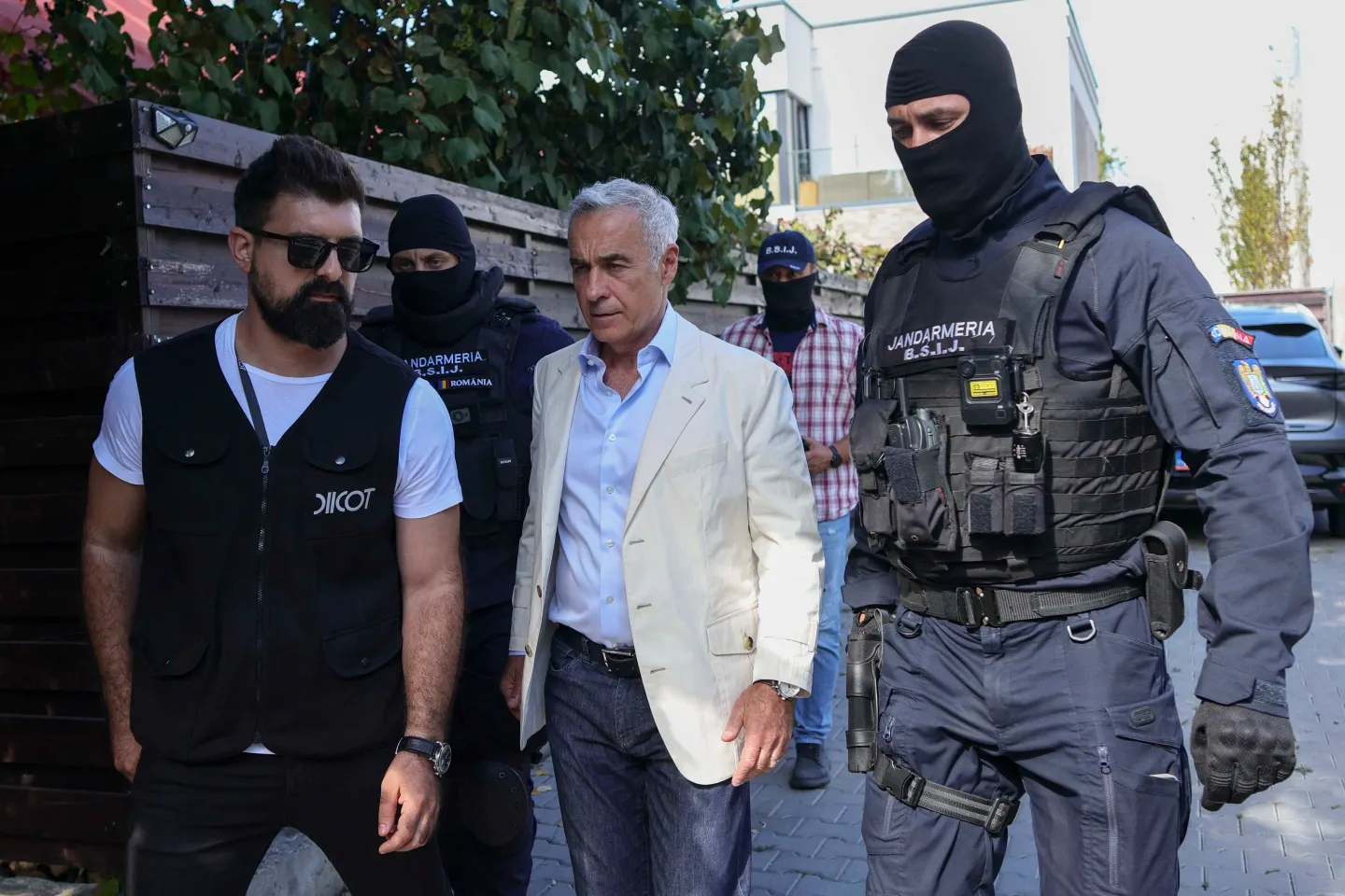 Călin Georgescu, plasat sub control judiciar. Fostul candidat a părăsit Tribunalul în uralele numeroșilor susținători, fără a face declarații