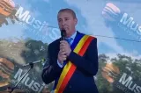 Bolojan taie de la români, oamenii lui dau mii de euro pe show cu manele. Edilul premierului demis deține terenuri cât aeroportul din Beijing