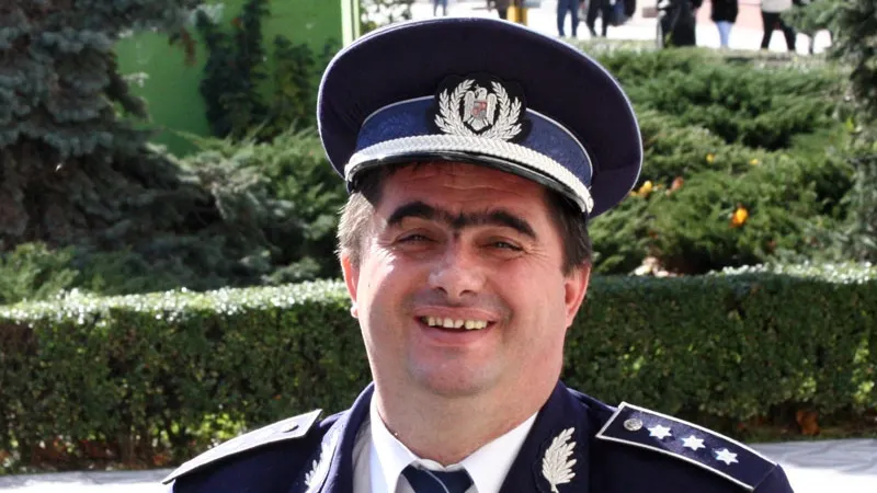 Pensionar special, numit de reziști șef la o fabrică de armament. Acesta a fost acuzat de hărțuire sexuală și trafic de influentă