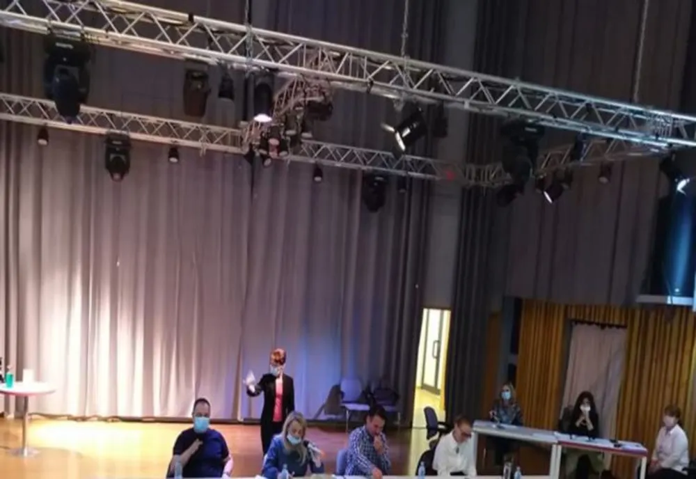 Primarul Robert Negoiță, fără mască și... cu mască în ședința Consiliului local al Sectorului 3