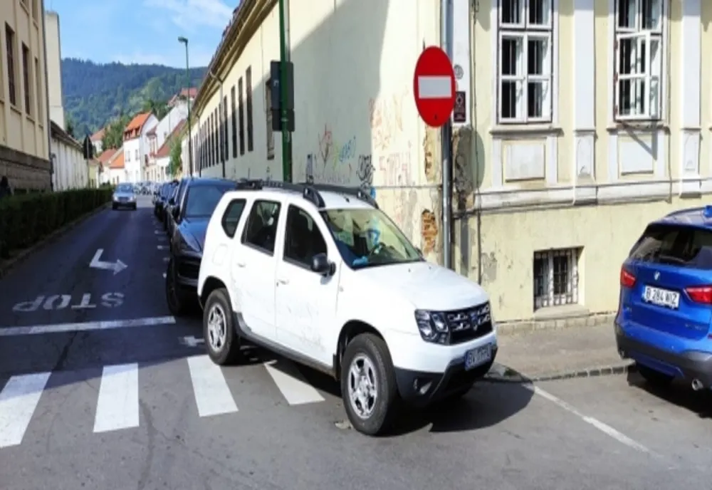 Primarul Brasovului isi cere scuze public, după ce a parcat pe o trecere de pietoni