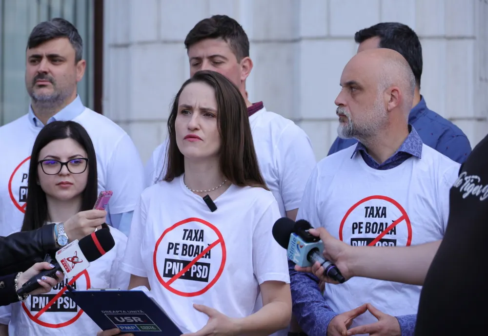 Protest USR la ușa lui Boloș: Aproape 100 de zile de când bagă mâna în buzunarul românilor prin „taxa pe boală”