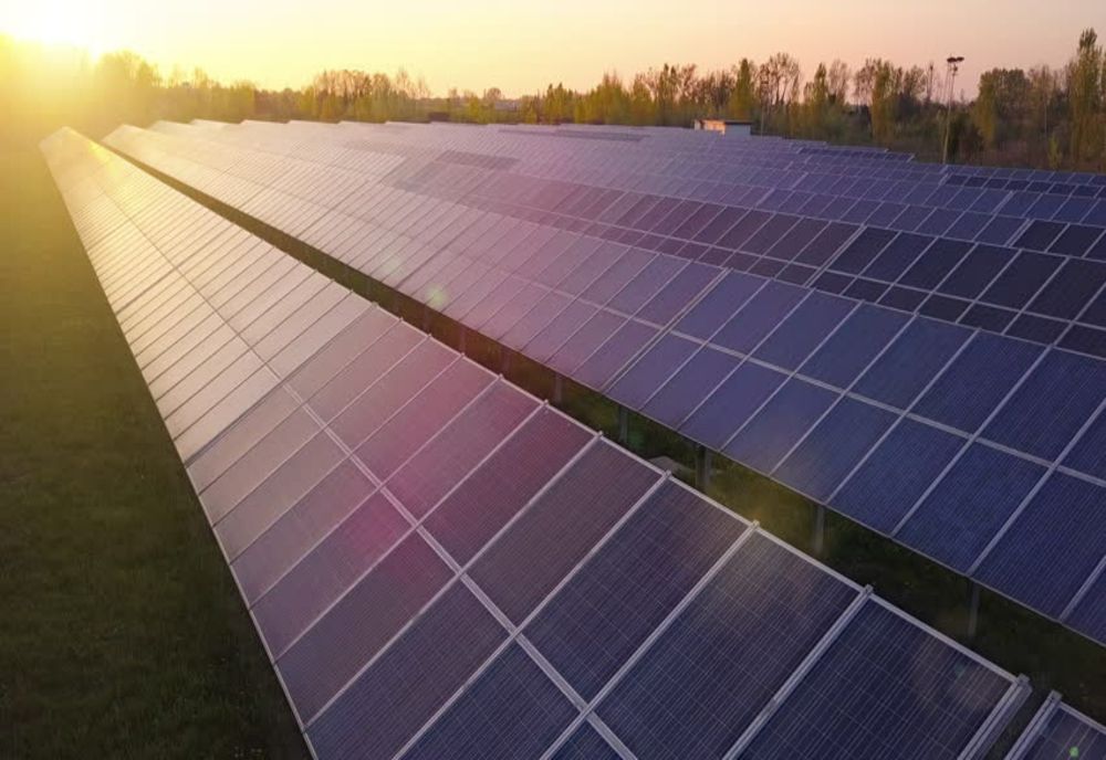 USR: Din banii plătiţi pentru nouă luni de plafonare a preţurilor la energie s-ar fi putut instala panouri solare "în curtea a milioane de români"