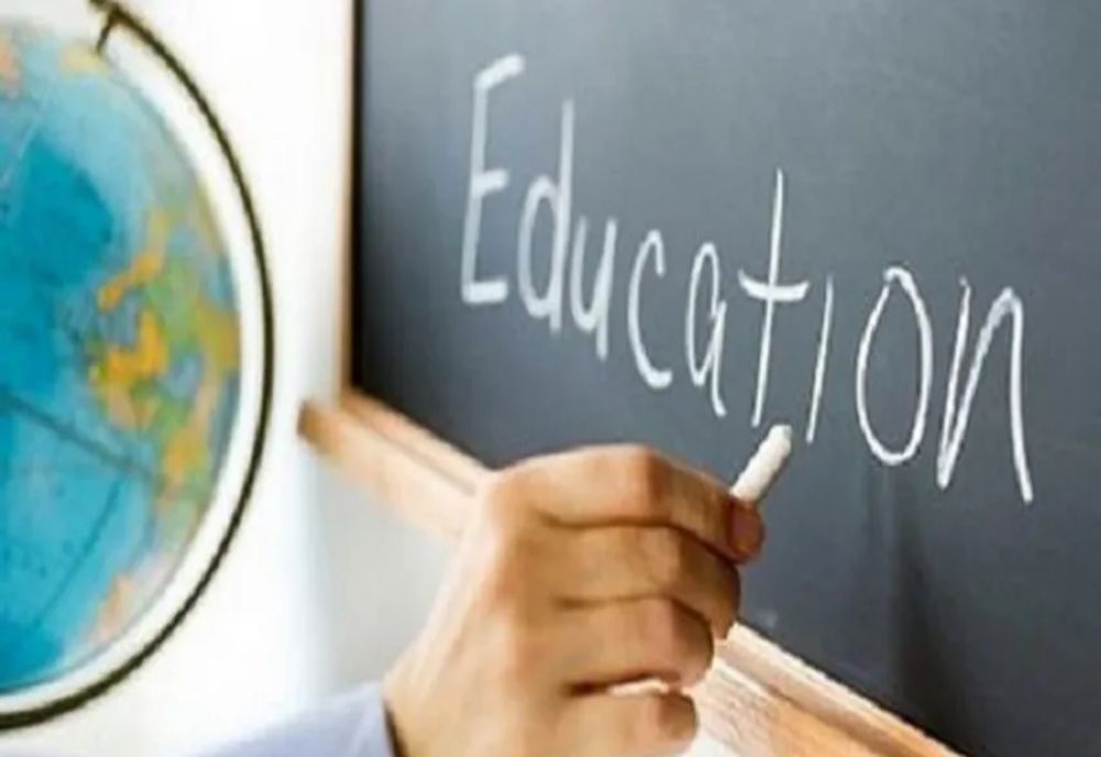 Senatorul USR Ștefan Pălărie: „Domnul premier Ciolacu pare că vrea cu orice preț să-i ia de fraieri pe cei care se încăpățânează să mai stea la catedră”