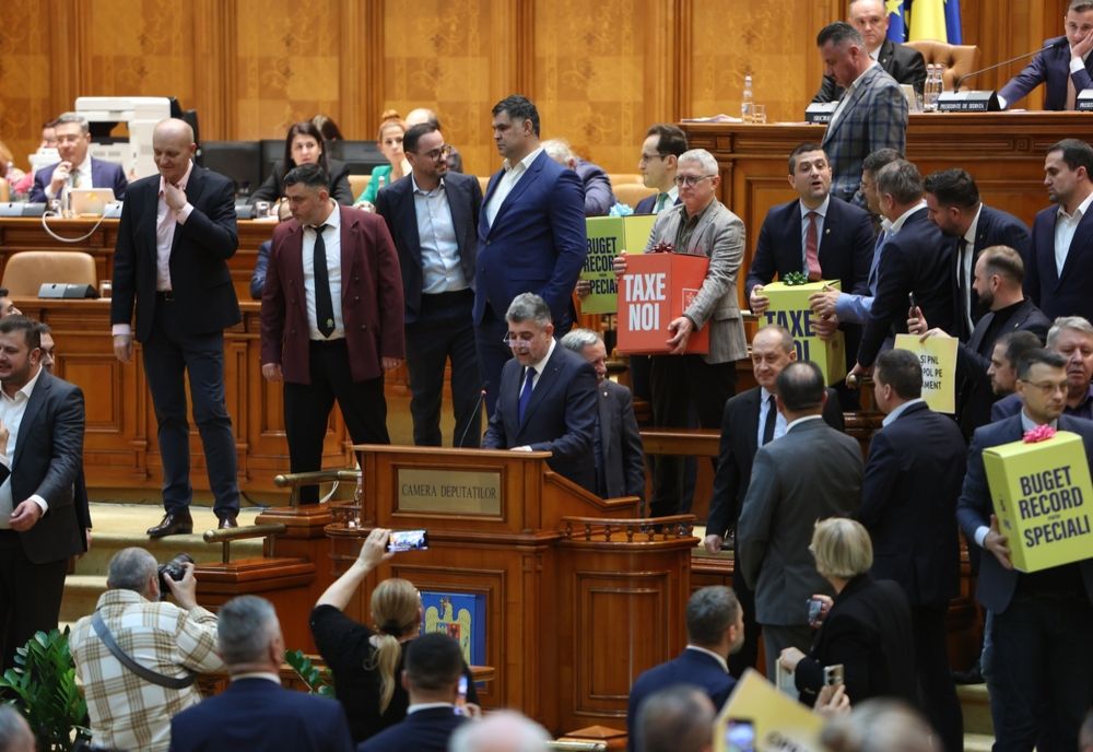 USR și AUR garantează circul în Parlament. Dezbaterea bugetului, acoperită cu țipete și gesturi de mahala