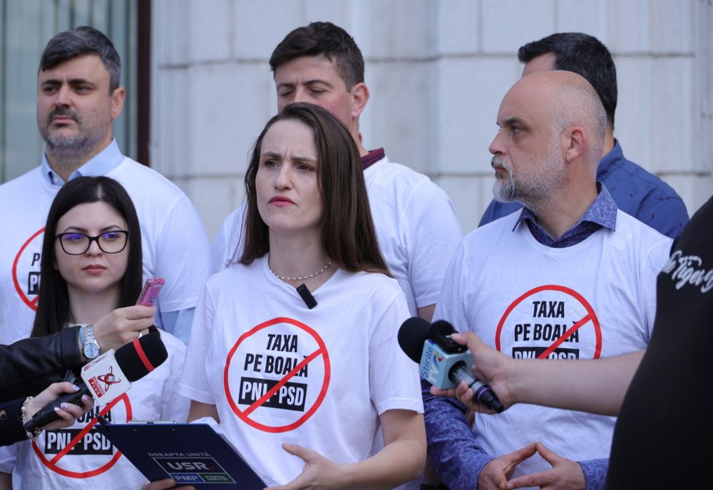 Protest USR la ușa lui Boloș: Aproape 100 de zile de când bagă mâna în buzunarul românilor prin „taxa pe boală”