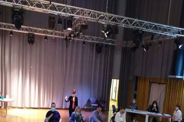 Primarul Robert Negoiță, fără mască și... cu mască în ședința Consiliului local al Sectorului 3