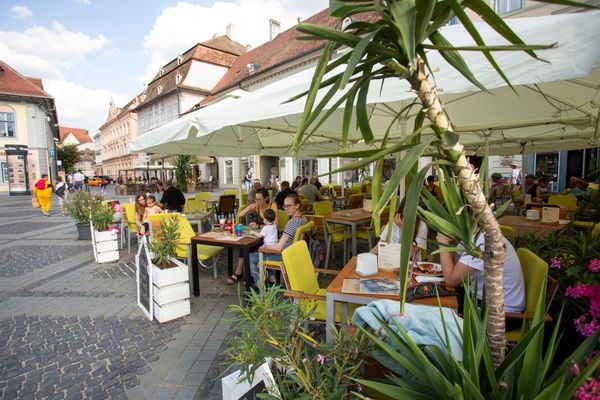 Președintele Iohannis anunță ridicarea unor noi restricții de la 1 iunie: Se deschid terasee