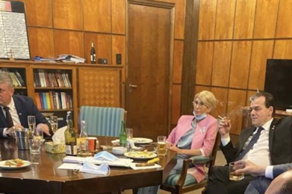 Reacția la fotografie virală: Un moment de relaxare după ce au obţinut 33 miliarde de euro de la UE. Ar fi fost mai bine să servească fiecare câte o felie de colivă, pe stilul PSD?