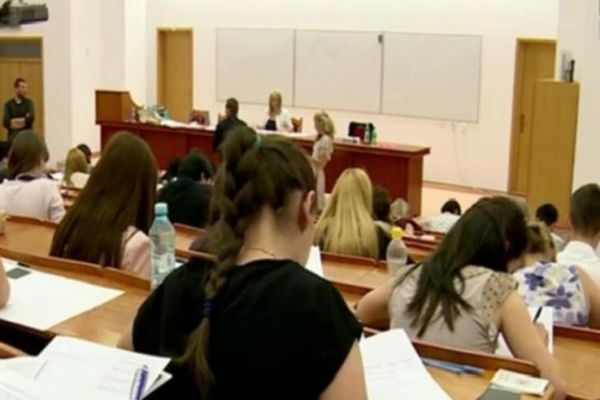 USR acuză PSD și PNL că au votat împreună ”pentru ca rectorii să-şi poată păstra funcţiile pe viaţă”