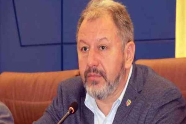 100% TU DECIZI! Radu Moldovan, chelnerul ajuns șef de județ. Cursuri la școala vieții și Academia SRI