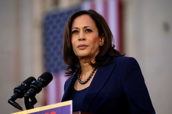 Joe Biden a ales-o pe senatoarea de culoare Kamala Harris pentru funcţia de vicepreşedinte, în caz de victorie în alegeri