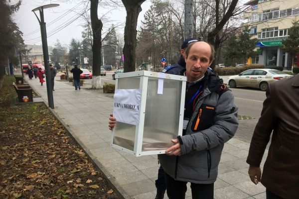 Alegerile locale: Votanții cu simptome de coronavirus pot cere urna mobilă