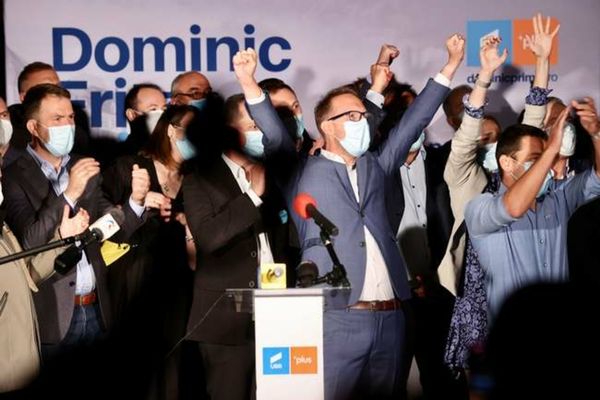 Dominic Fritz sărbătorește în stradă, Robu își recunoaste înfrângerea