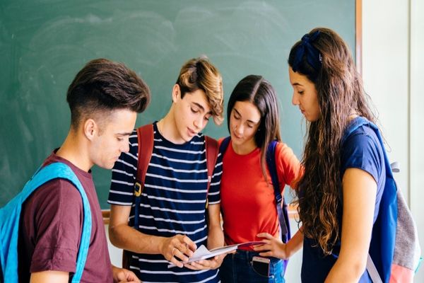 Alianța USR PLUS propune, în programul de guvernare, şcoala "de la 8 la 5"