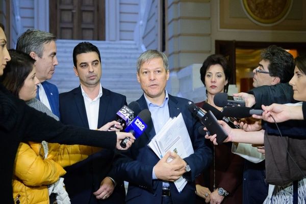 Liderul USR-PLUS, Dacian Cioloș, salută decizia Patriarhiei Române de a se implica în campania de vaccinare