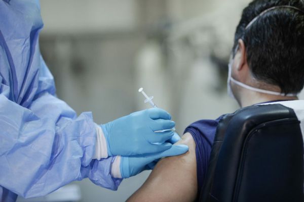 Ministrii cabinetului Citu primesc marti a doua doza de vaccin