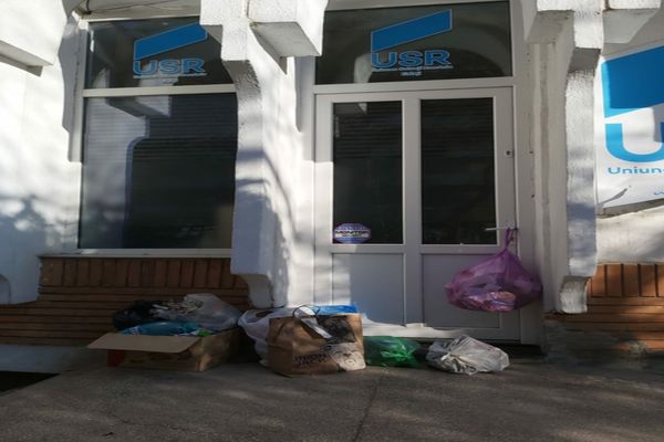 USR-iștii au făcut plângere penală după ce au găsit saci și cutii cu gunoaie la ușa sediului din Galați