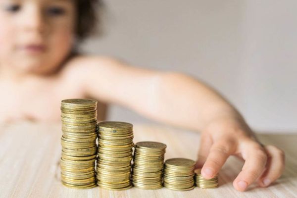 Cu cât vor crește alocațiile în ianuarie 2022. Florin Cîțu anunță 5 etape