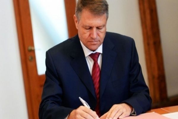Președintele Iohannis a promulgat legea: Angajații primesc o zi liberă pentru vaccinare