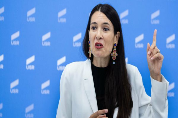 Clotilde Armand: ”Președintele PSD disperat că și-a pierdut diamantele. Se solicită intervenția președintelui României și a armatei PSD să fiu înlăturată de la primărie”