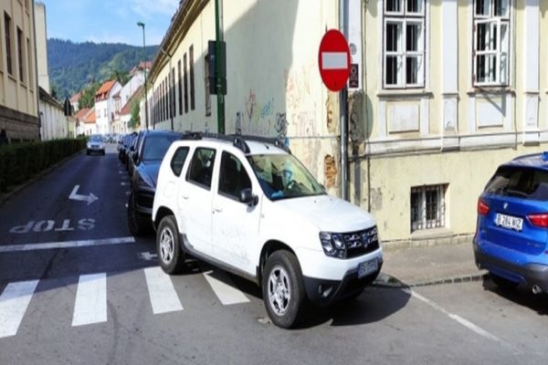 Primarul Brasovului isi cere scuze public, după ce a parcat pe o trecere de pietoni