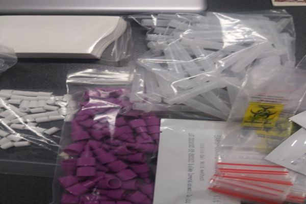 Senatorul USR Ștefan Pălărie a publicat imagini cu testele de salivă ajunse într-o școală: Seturi de batjocură!