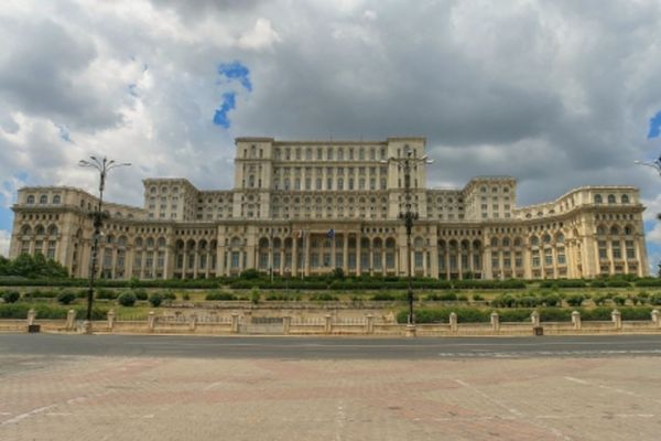 Spargere la Palatul Parlamentului. Un irlandez în stare de ebrietate a pătruns în cea mai bine păzită clădire din România