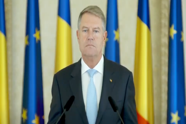 VIDEO Protest inedit la Vaslui, pe un drum plin de gropi: Un localnic joacă golf, la recomandarea lui Klaus Iohannis