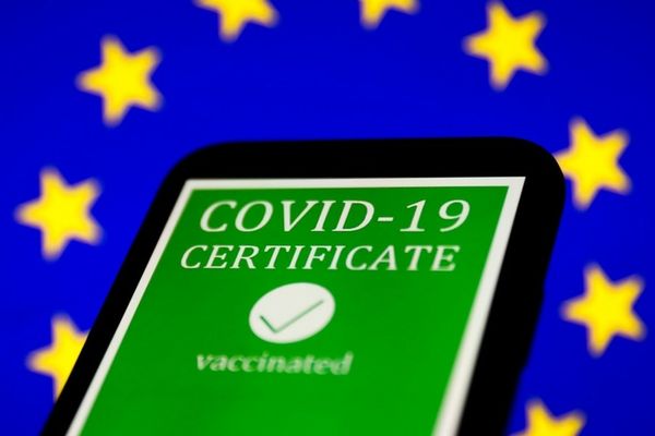 UE recomandă eliminarea restricțiilor suplimentare pentru deținătorii certificatului digital Covid